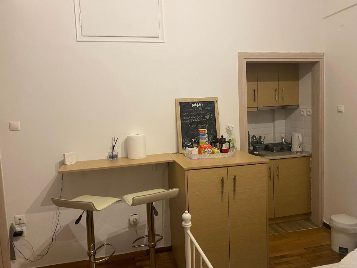 Modern, Ideally Located Studio Apartment Ateny Zewnętrze zdjęcie
